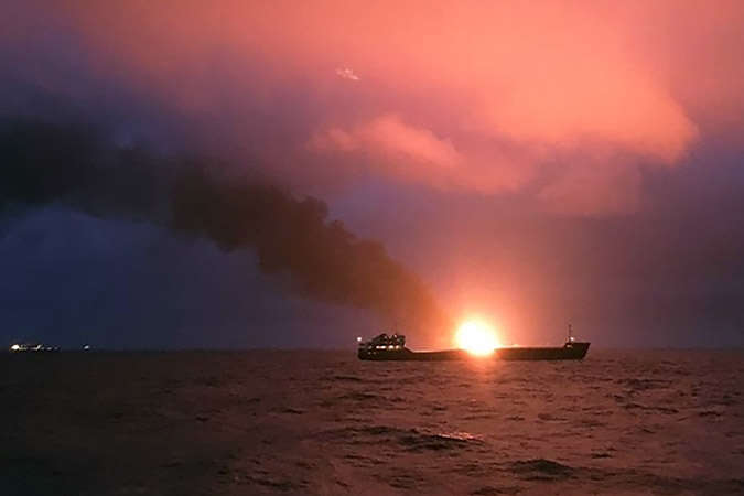 Під час пожежі на двох суднах у Чорному морі загинули 10 моряків