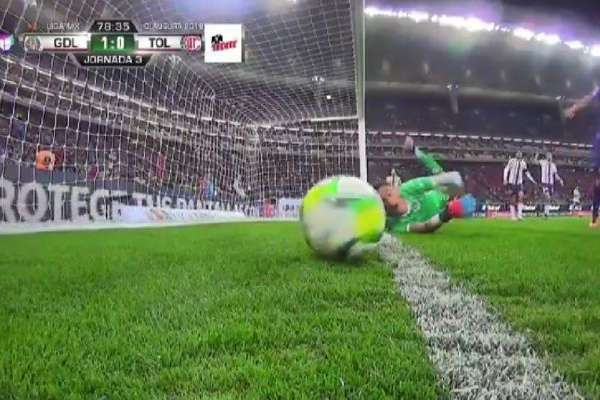 У Мексиці арбітр футбольного матчу вісім хвилин не міг розібратися чи перетнув м'яч лінію воріт (відео)