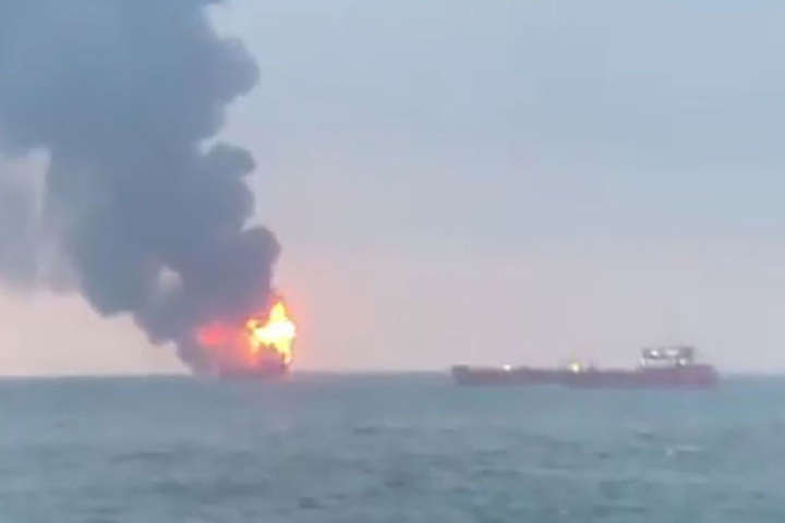 Пожежа на кораблях в Чорному морі: 10 моряків залишаються зниклими безвісти