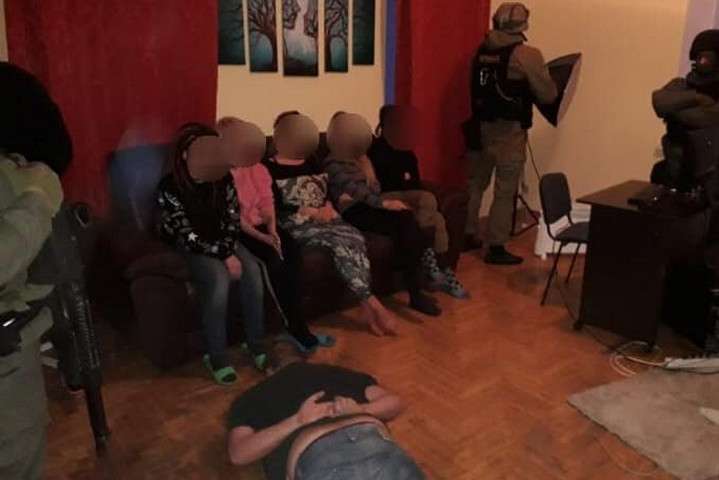 Поліція закрила у Києві порностудію