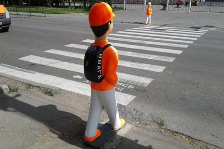 Вінничан просить забрати фігури «помаранчевих хлопчиків» з пішохідних переходів