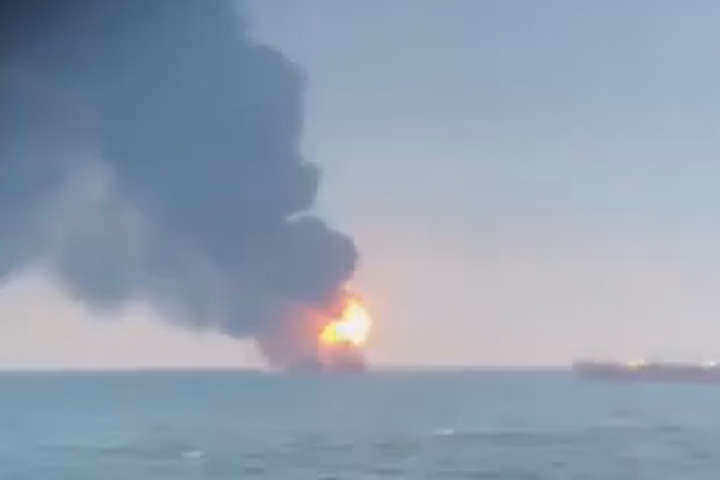 Пожежа на суднах у Чорному морі: 10 моряків досі не знайдені