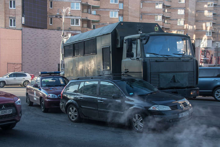 У центрі Києва вантажівка Нацгвардії протаранила Renault (фото)