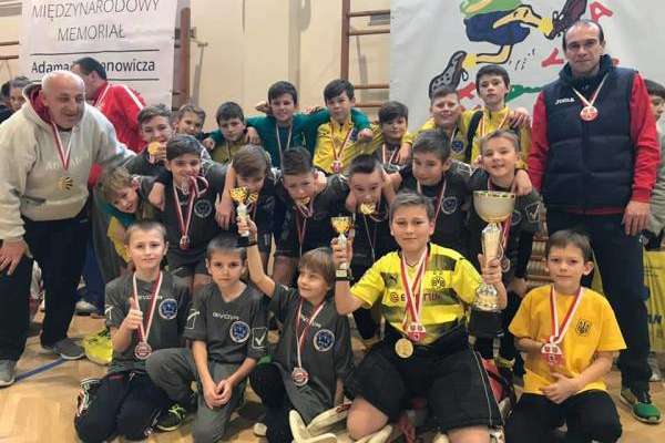 Юні українці перемогли на міжнародному турнірі з індорхокею у Польщі