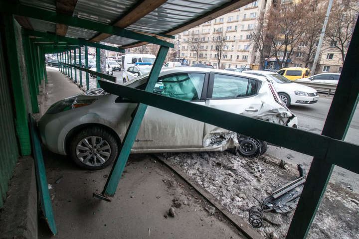 У Києві «гонщик» на Volkswagen протаранив дві автівки (фото, відео)