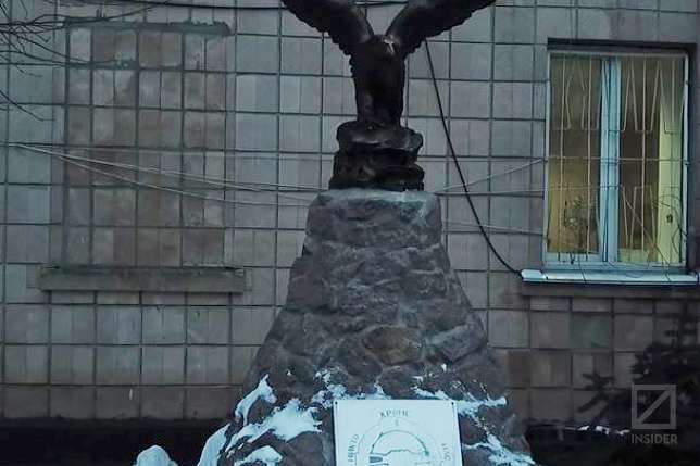 На території Київського обласного полку поліції стоїть величезний пам'ятник «Беркуту»