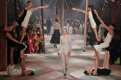 Для кутюрного показа Christian Dior Музей Родена превратили в цирковой шатер