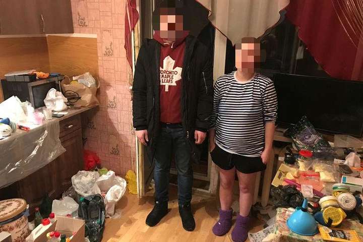 У Києві сімейна пара займалася виготовленням та збутом наркотиків