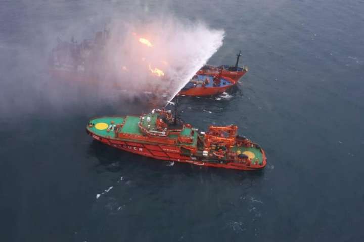 Танкеру, який загорівся в Чорному морі, було заборонено заходити в порт РФ через санкції