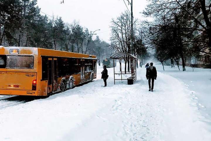 Через снігопад у Києві громадський транспорт збився з графіка