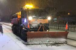 Дорожники показали, як з опівночі розчищають Київ від снігу (фото, відео)