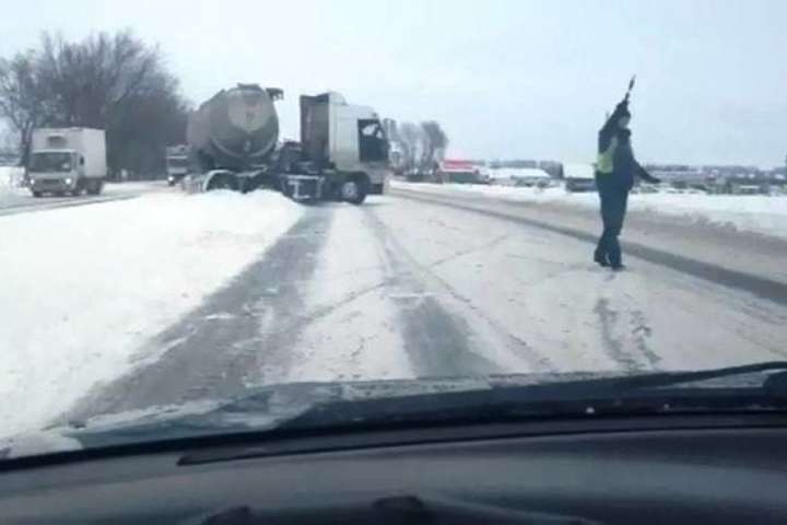 Протягом доби рятувальники надали допомогу у буксируванні 68 транспортних засобів, де перебувало 93 особи - У Вінницькій області обмежено рух для вантажівок