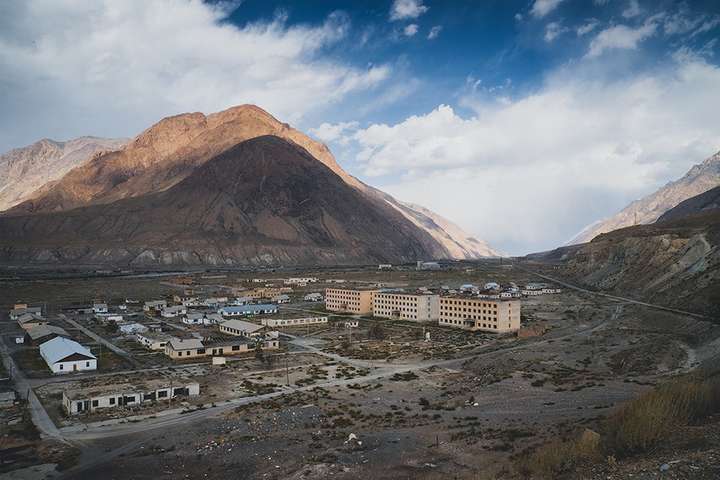 Постапокалиптическая пустыня. Жуткие фото заброшенных промышленных городов Кыргызстана