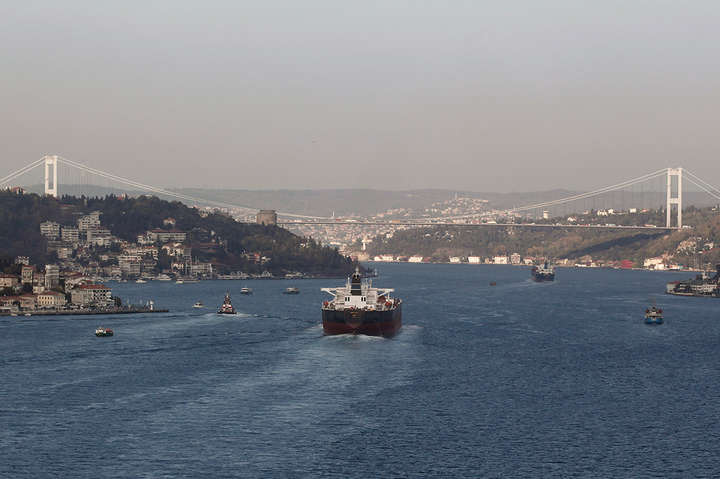 Танкери з російською нафтою застрягли у черзі при проході через Босфор