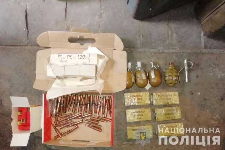 У жителя Київщини поліція вилучила 1,5 кг тротилу, гранати та набої