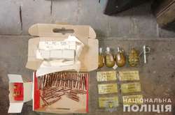 Поліція виявила 6 тротилових шашок, гранату Ф-1 та 3 гранати РГД та 200 набоїв