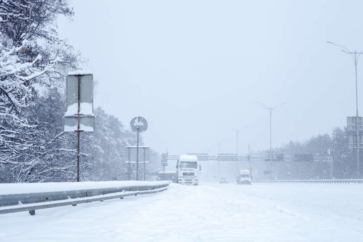 Снігопад у Києві: вантажівкам закриють в’їзд до міста