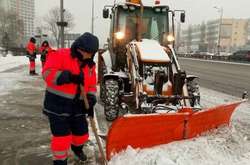 На дорогах працює великогабаритна і малогабаритна снігоприбиральна техніка