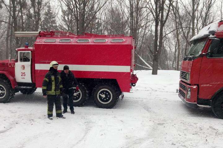 У столиці рятувальники звільнили зі снігового полону шість автомобілів