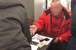 Чиновника затримано у приміщені кафе під час отримання неправомірної вигоди