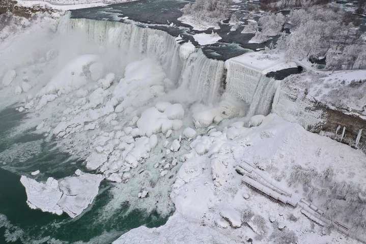 Ніагарський водоспад не витримав холоду і замерз 