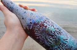 Девушка создает ювелирные украшения из вещей найденных на пляже