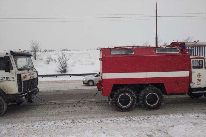 Сніговий колапс: минулої доби у Києві рятувальники витягли 60 вантажівок
