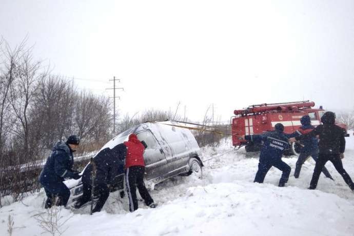 На Вінниччині за добу рятувальники вивільнили зі снігових заметів 22 автомобілі