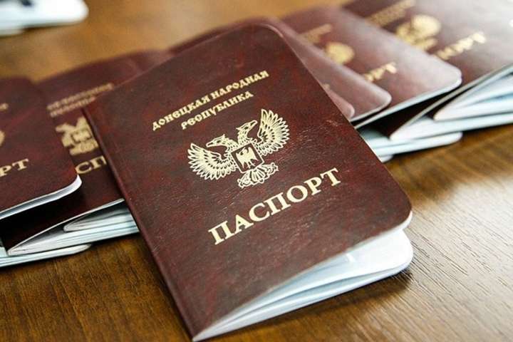 На оккупированном Донбассе люди не могут получить зарплаты без «паспортов ДНР»