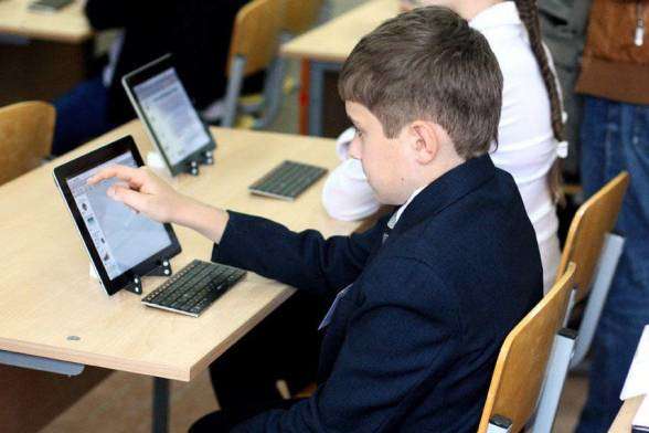 Міносвіти планує роздавати учням та вчителям електронні підручники
