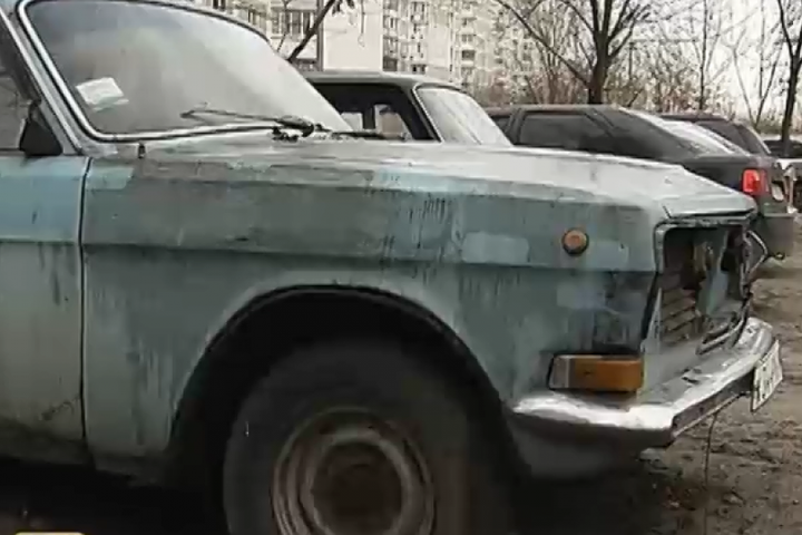 На вулицях Києва залишаються покинутими близько 600 автівок