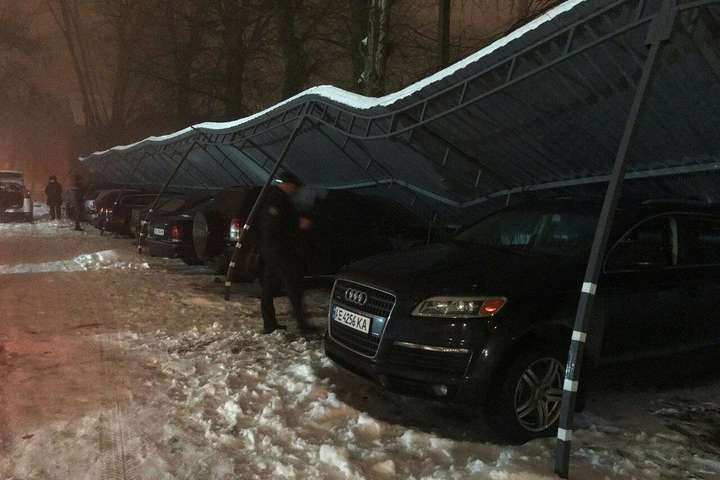 У Дніпрі через сніг обвалився дах торгового павільйону та парковки