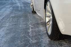 Під час ожеледиці водіям радять дотримуватися швидкісного режиму і не маневрувати