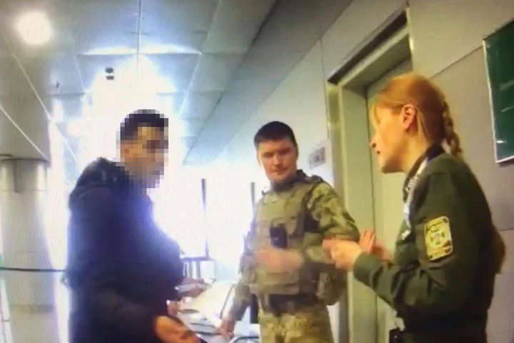 У «Борисполі» зухвалий іноземець напав на прикордонника (відео)