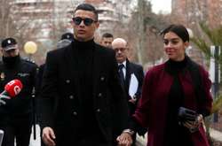 Роналду з дружиною біля будівлі суду в Мадриді