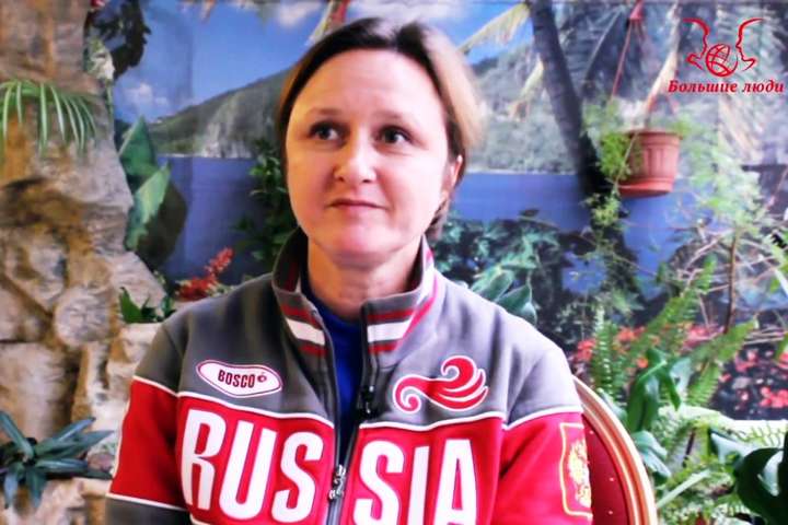 У Росії дворазова олімпійська чемпіонка побила свою підлеглу новорічною ялинкою