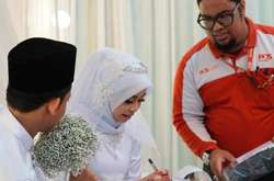 В Малайзии курьер прервал свадьбу, чтобы вручить невесте посылку (видео)