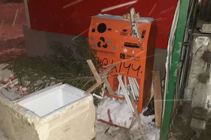 Невідомі у Києві трощать контейнери для збору небезпечних відходів
