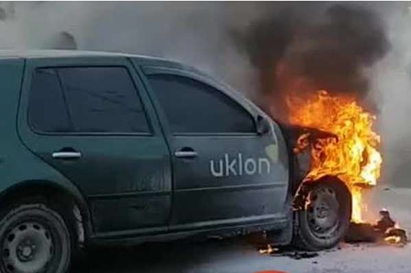 На Лук’янівці посеред дороги вщент згорів автомобіль таксі Uklon (фото, відео)