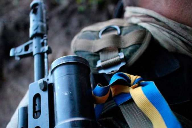 На Донбассе в результате обстрелов боевиков один военный погиб, четверо - ранены