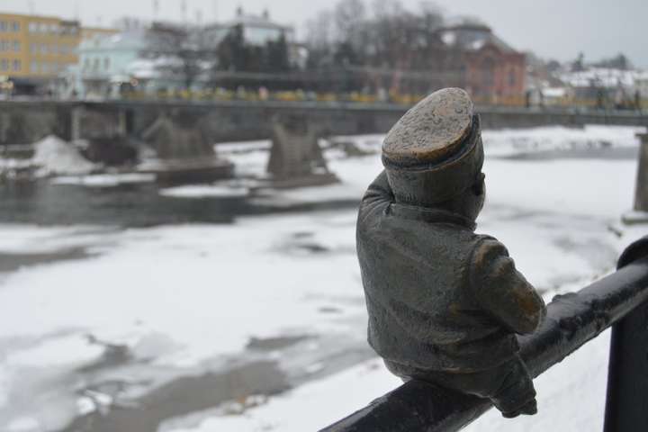 Крижаний міст та мініатюрні вуличні фігурки: затишні зимові фото Ужгорода