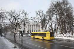 У неділю у рух громадського транспорту у Києві внесено зміни (схеми)