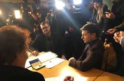 Співробітники ЦВК брали у Зеленського автографи під час прийому документів