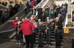 Музичний флешмоб: 200 хористів виконали на столичному вокзалі «Щедрик»