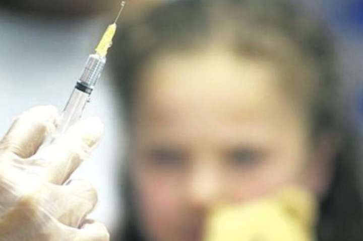 Інфекціоніст пояснив, чи можна під час спалаху грипу вакцинувати дітей від кору