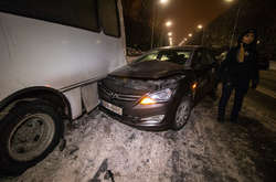 Пасажир таксі у Києві потрапив до лікарні через ДТП з автобусом