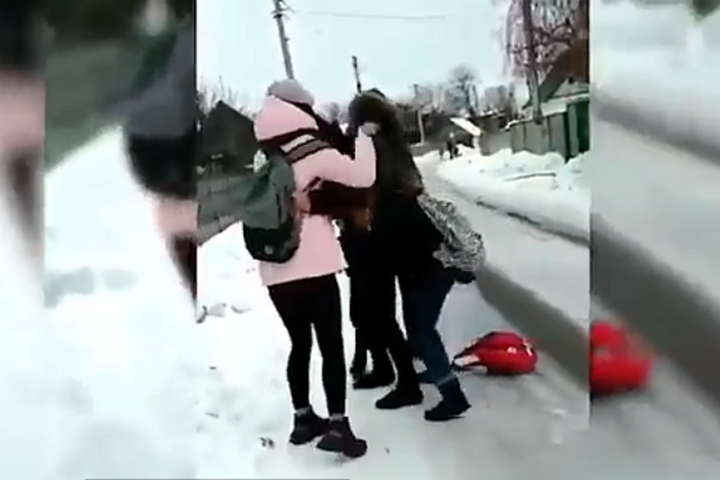 Булінг на Київщині: мати поплатилася за поведінку дочки, яка напала на дев’ятикласницю
