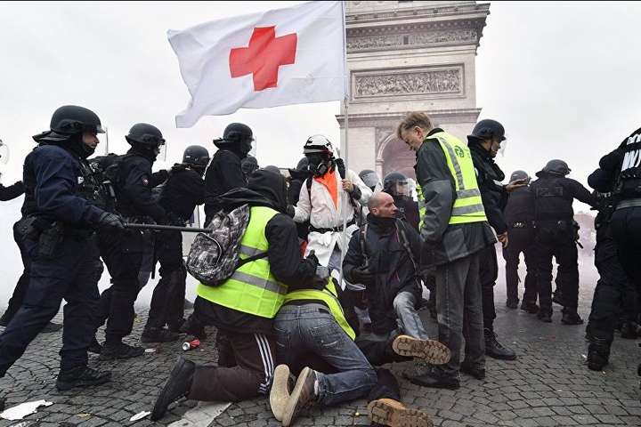 Поліція затримала у Парижі вже 223 учасника акції «жовтих жилетів»