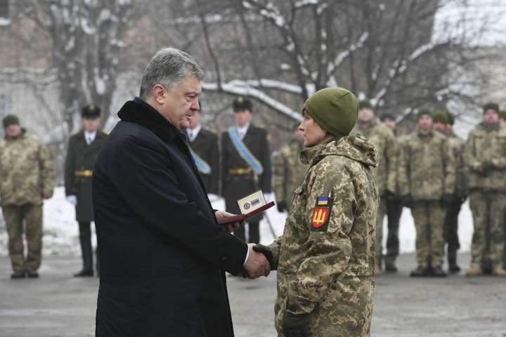Порошенко вручив нагороди військовим 72 бригади