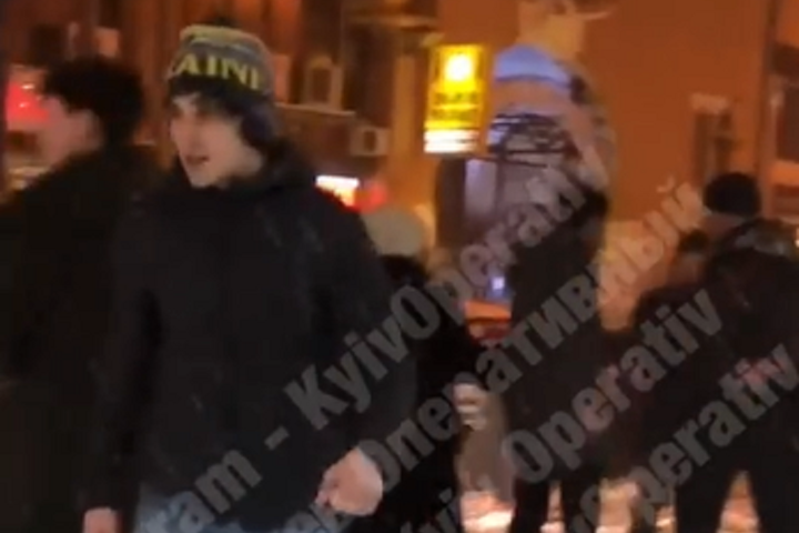У центрі Києва натовп підлітків напав на чоловіка (відео)